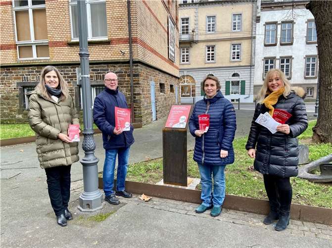 Sie gaben gemeinsam den Startschuss zum Joseph Breitbach Rundweg: v.li. Susanne Ott. Leiterin der Stadtbibliothek, Thomas Preusser, Kultur- und Schulverwaltungsamt, Dr. Nina Mahrt, Stadtbibliothek und PD Dr. Margit Theis-Scholz, Dezernentin für Bildung und Kultur. Foto: Kulturdezernat. Quelle: Stadt Koblenz