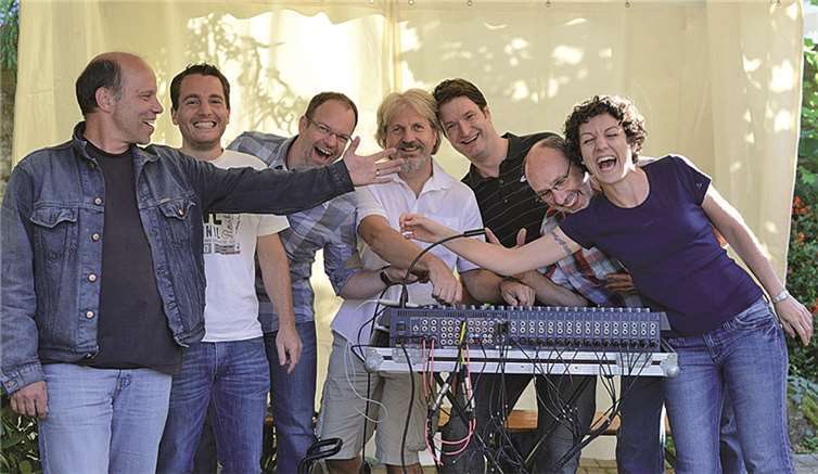 Sie garantieren feine, handgemachte Live-Musik: Peter Rosué (Gitarre, Gesang), Bernhard Marchand (Keyboard), Hermann Heuser (Akustikgitarre), Uwe Melder (Saxophon und Gesang), Barbara Trieschnigg (Gesang), Karsten Braun (Bass) und Marco Schmitz (Schlagzeug) von „Just for fun“.privat