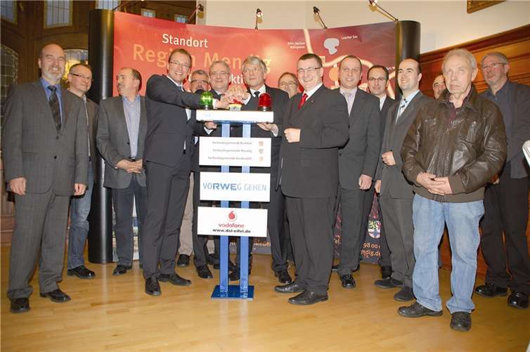 Sie geben den offiziellen Startschuss zur Inbetriebnahme des schnellen Internets im Breitbandprojekt Mendig: Jörg Lempertz, Bürgermeister der Verbandsgemeinde Mendig, Ralf Gawlyta, Regionalleiter Technik in der Vodafone-Niederlassung Rhein-Main, Dr. Heinz-Willi Mölders, Vorstand RWE Deutschland und Dr. Alexander Saftig, Landrat des Kreises Mayen-Koblenz (Bildmitte v.l.). Privat