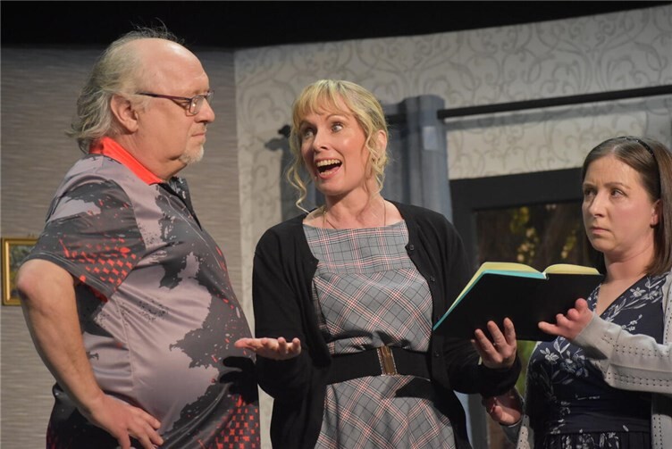 Sie gehen jeder Spur nach, um Zweifel auszuräumen. Allan Haigh (Udo Weißkopf), Barabara Fear (Melanie Surdyk) und Mary Haigh (Melanie Wilbert).