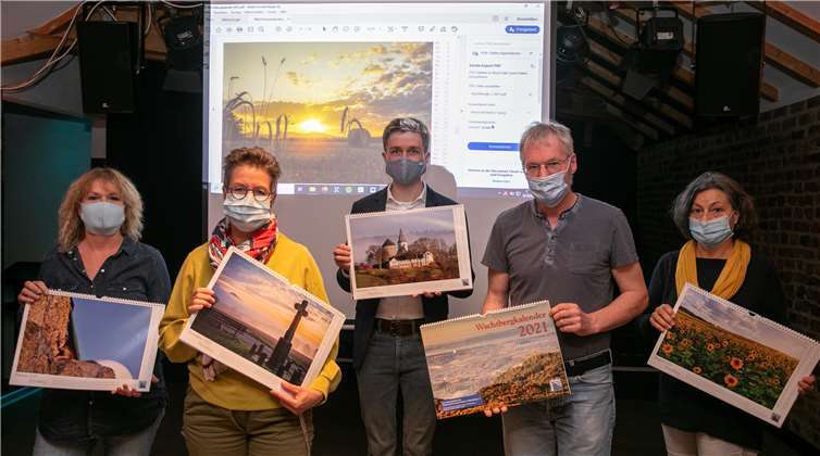 Sie gehören zu den Fotografen, deren Bilder im Wachtbergkalender 2021 zu sehen sind (von links): Sabine Krimm, Elke Dahl, Jonas Adam, Jens Köstlin und Catherin Klausch. Foto: JOST