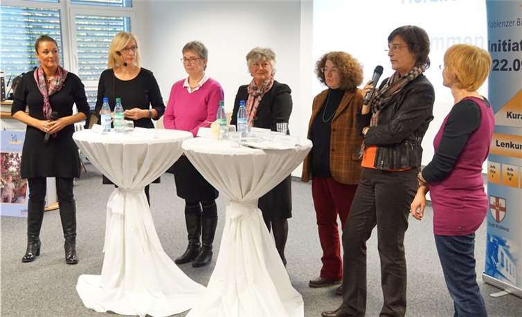Sie gestalteten die Veranstaltung des Koblenzer Familienbündnisses zum Thema „Trauer am Arbeitsplatz“ (v. li.): Bündniskoordinatorin Minka Bojara, Moderatorin Birgit Hoernchen, Ramona Mika-Lorenz, Ursula Bäumges, Dr. Ursula Engelfried-Rave, Barbara Koch und Rose Merfels. privat