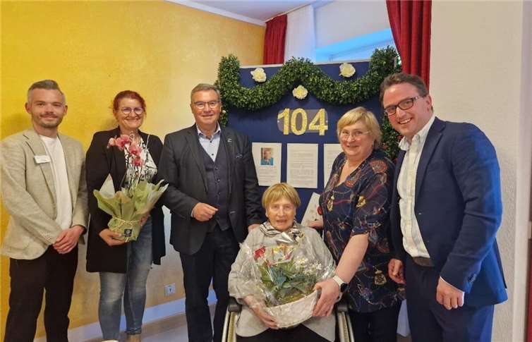 104. Geburtstag im Seniorenheim gefeiert Sie gratulierten Eva-Maria Teich (Mitte) zum 104. Geburtstag: Wohnbereichsleiter Philipp Auer, Verwaltungsleiterin Cindy Engelhardt, Landtagsabgeordneter Horst Gies, Pflegedienstleiterin Galina Richter und Bürgermeister Marcel Caspers (von links). Foto: Nadja Frei