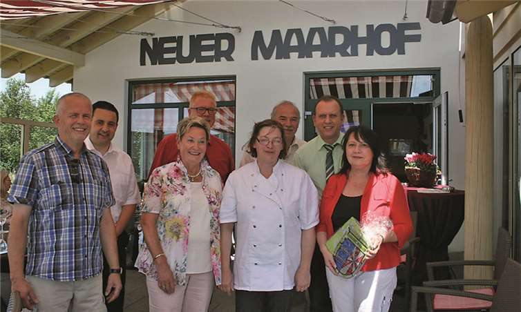 Sie gratulierten den Betreibern des „Neuen Maarhofes“, Andrea Bonn und Elke Dahm (v.r.): Elisabeth Dahr, Johannes Bell, August Henn, Eugen Schmitt, Frank Rothhaß und Klaus Löbner. WK