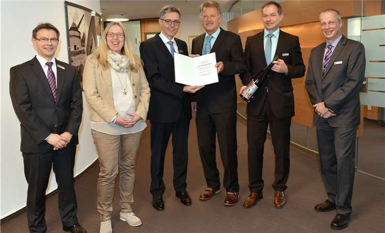 Sie gratulierten zum „goldenen“ Jubiläum (von links): Karl-Heinz Nigbur (Personalmanagement), Anne Püsch (Personalratsvorsitzende), Karl-Josef Esch (KSK-Vorstandsvorsitzender), Manfred Strahl (Jubilar), Michael Kaltz (stellvertretendes Vorstandsmitglied) und Jens Lichtenberg (ImmobilienCenter).Kreissparkasse Mayen