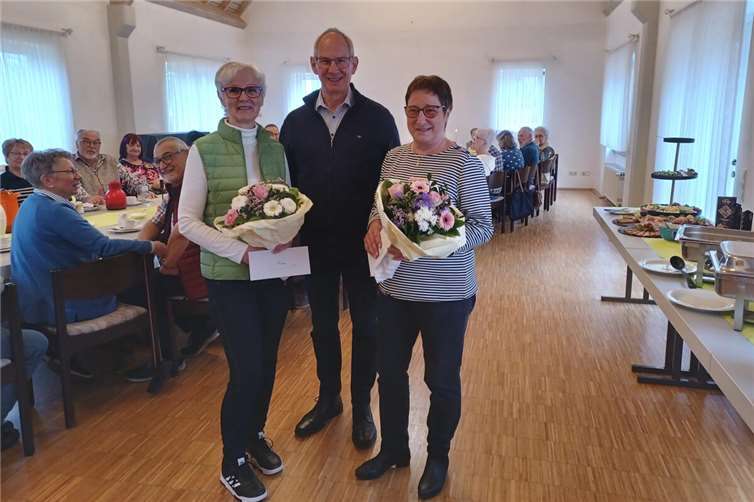 Sie haben 200 Mal das Dorffrühstück in Gackenbach organisiert: Marianne Weidenfeller (links) und Adelheid Odelga. Dafür gab es ein dickes Dankeschön von Ortsbürgermeister Hans Ulrich Weidenfeller.