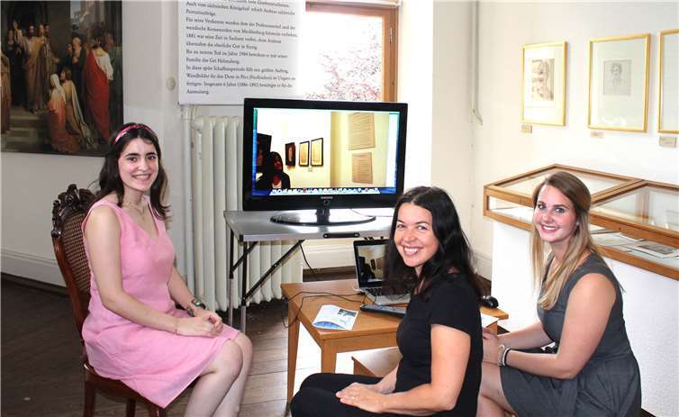 Sie haben Freude beim Videoschauen.