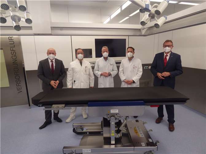 Sie haben den fünften OP-Saal schon in Augenschein genommen (von links): Bernd Löser (Kaufmännischer Direktor), Dr. Michael Detzner (Chefarzt Neurochirurgie), Prof. Jens Standop (Ärztlicher Direktor), Dr. Ronny Rothe (Chefarzt Neurochirurgie), Rainer Kaul (Präsident DRK Landesverband).Foto: Angela Göbler