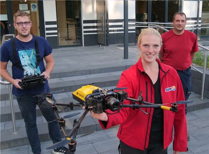 Sie haben die Lizenz zum Fliegen: Jan Fries, Sabrina Zorn und Ansgar Hütt von den SWN haben alle Kenntnisnachweise. Für die Vermessung bietet die Drohne ganz neue Möglichkeiten.Foto: SWN