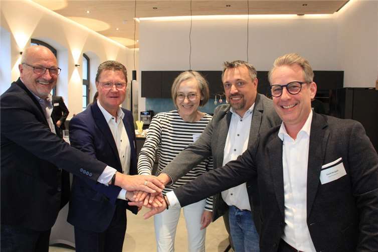 Die Zukunft des Ahrtals nach der Flut fest im Blick Sie haben die Zukunft der Ahrregion im Blick: (von links) Jürgen Schwarzmann, Richard Lindner, Carolin Wiedemeyer, Frank Mies und David Bongart beim offenen Austausch in Bad Neuenahr. Foto: GS