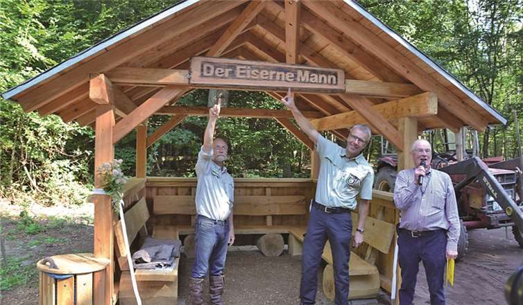 Sie haben die neue Hütte der Öffentlichkeit übergeben: (Von links) Horstmar Schöne, Stephan Schütte und Peter Haarhaus. WEIGERT