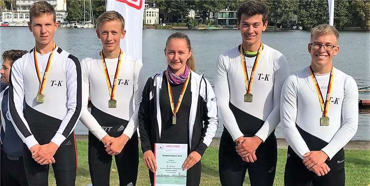 Sie haben einen Treppchenplatz erreicht.(v.li.) Schlagmann Simon Haible, Julian Harwardt, Steuerfrau Julia Bischof, Steffen Theisen, Leon Spies gewinnen in Berlin die Bronzemedaille im Vierer der Altersgruppe U18.privat