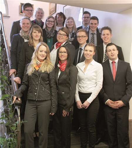 Sie haben ihre Ausbildung erfolgreich absolviert (y. l.):Lena Hoppen, Mark Bogmann, Sonja Deutschendorff, Jutta Damen (Personalabteilung), Bonny Greis, Patricia Plotzki, Rita Gonschior (Ausbildungsleiterin), Selin Gergin, Sarah-Lorraine Herrig, Julia Aust, Christopher Mollbach, Christian Steines, Susanne Gläßner, Thomas Frömbgen, Dominik Breithausen und Alexander Reinhardt. Nicht im Bild: Verena Schneider, Marc Chevally. privat