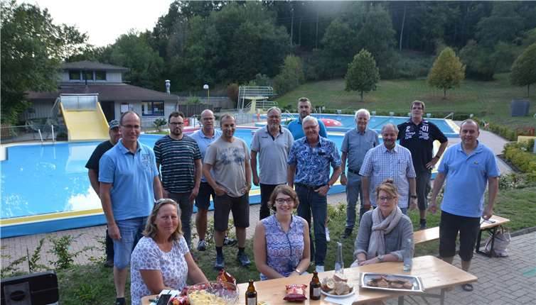Ergebnis besser als erwartet Sie haben in diesem Jahr alle dafür gesorgt, dass das Brohltal Freizeitbad geöffnet werden konnte. Rechts VG-Bürgermeister Johannes Bell, der allen beteiligten für ihr Engagement dankte.