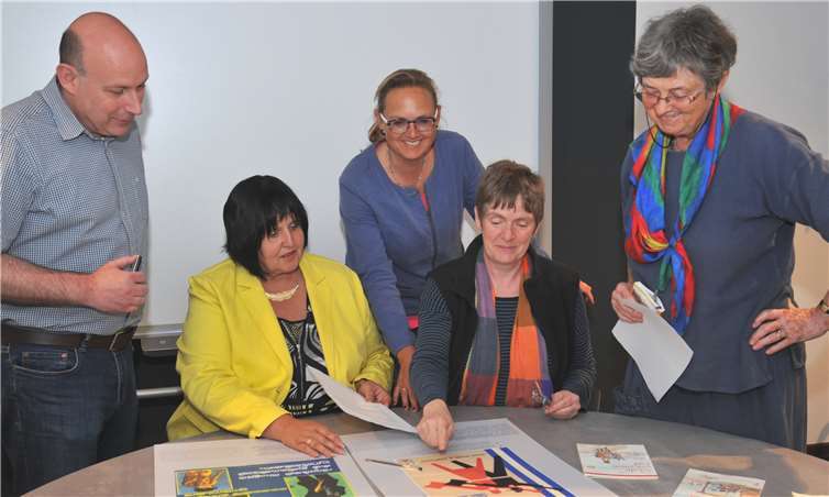 Sie haben in einer Gemeinschaftsaktion die Ausstellung „Lesen verbindet“ ins Leben gerufen: (v.l.) Heiko Hastrich vom Kompetenznetzwerk Grundbildung und Alphabetisierung Rheinland-Pfalz (GrubiNetz), die Gleichstellungsbeauftragte der Stadt Andernach, Monika Kräh, Sabine Rütering, Mechthild Gerber und Doris Jonas vom Weltladen.  Stadt Andernach/Maurer