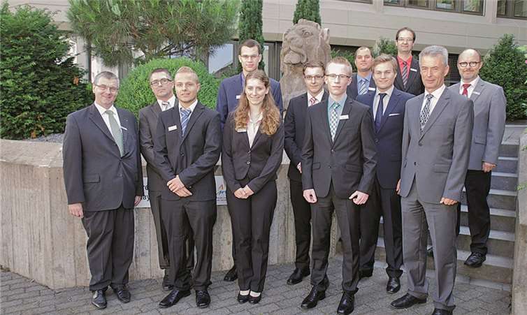 Sie haben überzeugt und starten in die Ausbildung. Landrat Dr. Alexander Saftig (li.) begrüßte die acht neuen Auszubildenden an ihrem ersten Tag im Kreishaus. Mit dabei (v.re.): Personalratsvorsitzender Helmut Schmitz, Büroleiter Helmut Eich und Ausbildungsbeauftragter Stefan Heftrich. Kreisverwaltung MYK