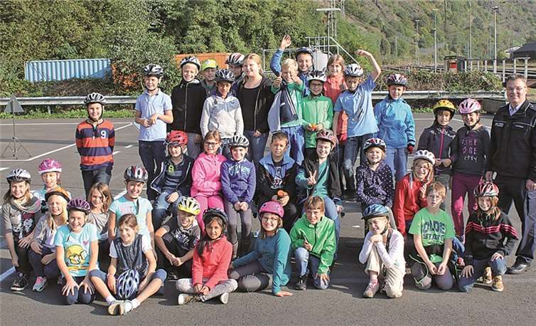 Sie haben vor den Augen der Polizei die Fahrradprüfung bestanden. privat