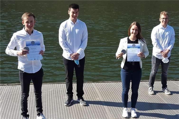 Sie haben während ihrer Schulzeit am Kurfürst- Balduin- Gymnasium Münstermaifeld das Rudern bei der Rudergesellschaft Treis- Karden kennen gelernt und haben sich durch ihr ehrenamtliches und sportliches Engagement ausgezeichnet (v.l.n.r.) Julian Harwardt, Steffen Theisen, Julia Bischof und Leon Spies. Foto: Rudergesellchaft Treis-Karden