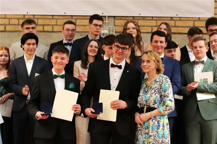 Sie haben während ihrer Schulzeit am Kurfürst- Balduin- Gymnasium Münstermaifeld das Rudern bei der Rudergesellschaft Treis- Karden gelernt und wurden nun mit der Pierre de Coubertin- Medaille ausgezeichnet (v.l.) Felicitas Welter, Felix Bischof mit Schulleiterin Christiane Hofmann.  Foto: Rudergesellschaft Treis-Karden