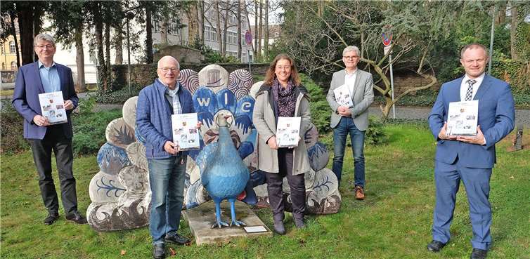 Sie halten ein Stück Neuwieder Zeitgeschichte in den Händen (von links): Beigeordneter Ralf Seemann, Seniorenbeirats-Vorsitzender Werner Hammes, Seniorenbeauftragte Sandra Mette, Amtsleiter Wolfgang Hartmann und Oberbürgermeister Jan Einig präsentieren die Festschrift, die zum 40-jährigen Bestehen des Neuwieder Seniorenbeirats erschienen ist.Foto: Stadt Neuwied