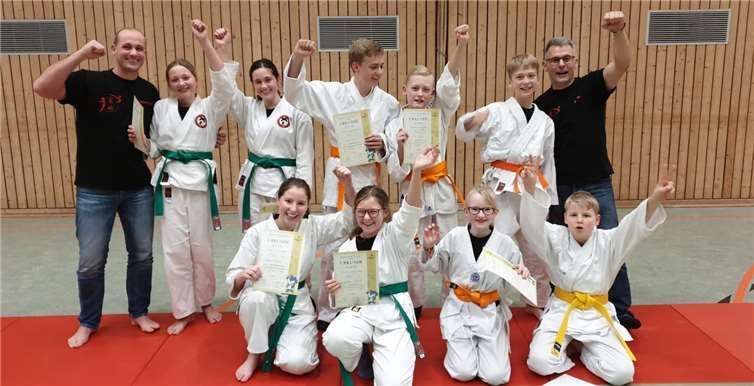 Sie hatten allen Grund zum Jubeln, mit ihnen auch die beiden Trainer.Fotos: privat