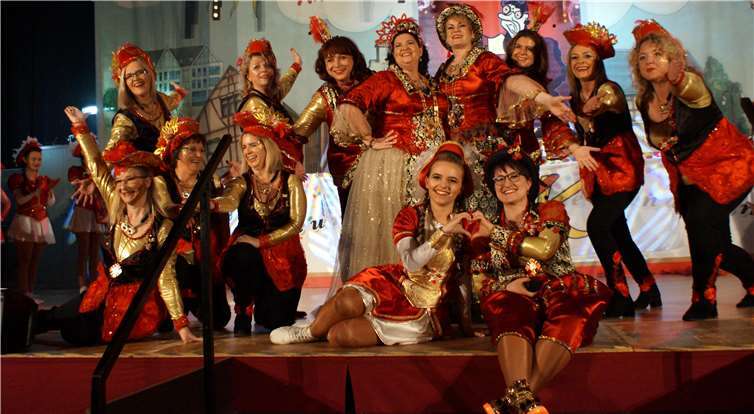 Sie hatten beim diesjährigen RKK-Möhnentreffen ein Heimspiel: Das Mülheim-Kärlicher Möhnenpaar Susanne Mattlener und Tanja Erbar samt Hofstaat. Fotos: KH