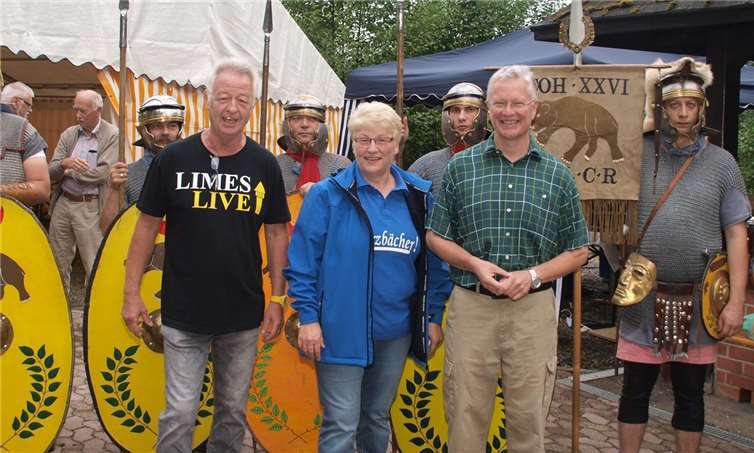 Sie hatten viel Arbeit im Vorfeld der Veranstaltung und waren froh über das Erreichte. Peter Fuchs (Ortsringvorsitzender), Ortsbürgermeisterin Marlene Meyer und Landrat Frank Puchtler. (v.l.) US