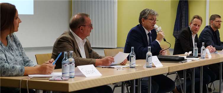 Sie informierten die Grundschulleiterinnen und -leiter sowie die Vertreter der Ratsfraktionen (v.l.): Sonja Scharf (Schul- und Sportamt), Hans- Peter Schmitz (Leiter Schul- und Sportamt), Beigeordneter Ralf Seemann, Gerhard Wingender (Leiter IT-Amt) und Berater Wolfgang Richter. Fotos: Stadt Neuwied