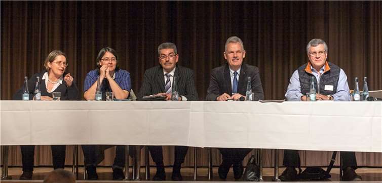 Sie informierten die Rheinbacher über die Lage beim Thema Flüchtlinge (v.l.): Vera Weber, Barbara Steinfartz, Peter Feuser, Bürgermeister Stefan Raetz und Hans Hermann Paape.JOST