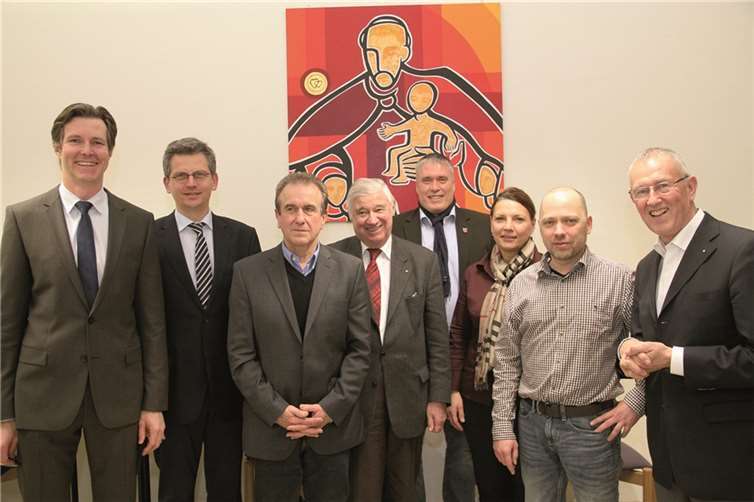 Sie informierten interessierte Bürger und Betroffene in der Aula der Brohltal-Klinik über das Thema Darmkrebs (v. l): Privatdozent Dr. Klaus Prenzel, der Chefarzt der Allgemein-, Viszeral- und Unfallchirurgie, Prof. Dr. Jörg Heller, Chefarzt für innere Medizin/Gastroenterologie und der niedergelassene Gastroenterologe Dr. Hans-Georg Grzeschik aus Niederzissen. Der Vorsitzenden des Fördervereins des Krankenhauses Maria Hilf Dr. Gerhard Kreuter (4. v l) führte in das Thema ein.Cornelia Kreutzberg