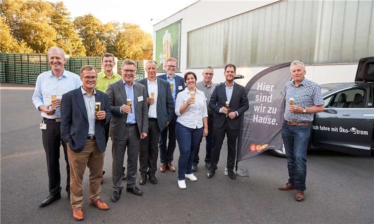 Sie informierten über Elektromobilität im Westerwald: (von links) Ulrich Elsenberger, Michael Schramek, Louis Palmer, Bernd Wieczorek, Peter Reuter, Marcelo Peerenboom, Katharina Schlag, Christof Hebgen, Jens Geier und Volker Kämpflein.evm/Ditscher