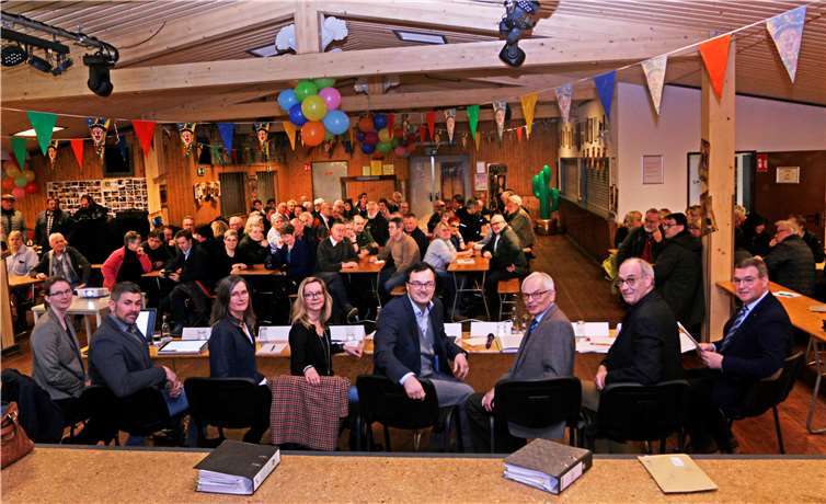 Sie informierten über den Planungsverlauf (von links): Verena Schuth (Planungsbüro Fischer) Rolf Sebastian (Planungsbüro Fischer), Regina Nick (LBM), Silvia Bernd (LBM), Bernd Cornely (LBM), Udo Seiffen (Verbandsgemeinde Adenau), Bernhard Jüngling (Verbandsgemeinde Adenau) und Horst Gies (Kreisbeigeordneter).Foto: SES