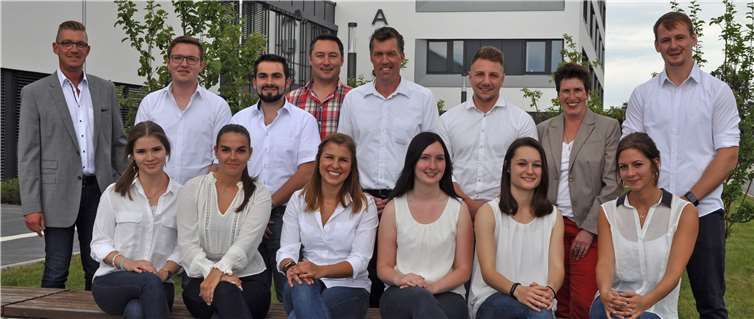 Sie kamen in Meckenheim zusammen: die Studierenden, Marco Deckers (hinten, links), Boris Biederbeck (hinten, Vierter von links), Olaf Trommer (hinten, Fünfter von links) und die Leiterin des städtischen Fachbereichs Personal, Britta Röhrig (hinten, Siebte von links).Foto: Stadt Meckenheim