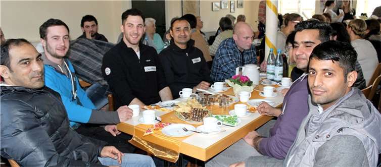 Sie kannten sich schon vorher: junge Männer aus Pakistan und von der Ahr.privat