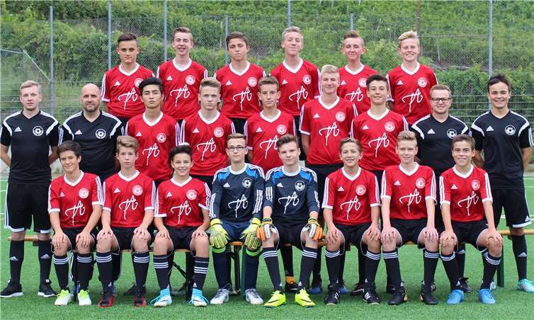 Sie können auf eine tolle Spielzeit zurückblicken: Philipp Brunner, Tom Perscheid, Jonas Hemgesberg, Florian Jonach, Rene Neisius, Simon Ney (oben, von links), Trainer Markus Weidung, C-Jugendkoordinator Stefan Schwarz, Mojtaba Rahmandost, Jan Wierczioch, Jannis Schneider, Julien Richard, Pascal Horst, Torwart-/Co-Trainer Alexander Dück), Co-Trainer Sven Stock (Mitte, von links) sowie Felix Frieb-Preis, David Meyer, Amir Rastelica, Finn Gotthardt, Silas Schütt, Carsten Dötsch, Michael Manner und Jonathan Heuser (unten, von links). privat