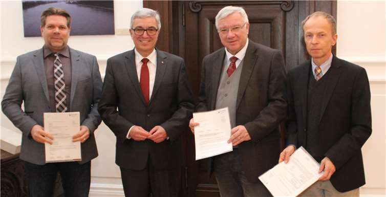 Sie konnten Zuwendungsbescheide des Landes aus den Händen von Innenminister Roger Lewentz (Zweiter von links) in Empfang nehmen: Oberbürgermeister Prof. Dr. Joachim Hofmann-Göttig, Andreas Drechsler (links, Werkleiter Eigenbetrieb Grünflächen- und Bestattungswesen) und Thomas Rippel (rechts, Abteilungsleiter Amt für Stadtentwicklung und Bauordnung).Stadt Koblenz Pressestelle