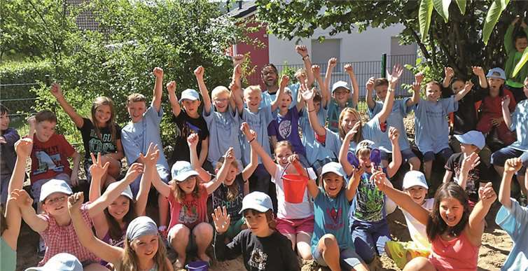 Sie konnten es kaum erwarten, das neue Sandspielgelände in Beschlag zu nehmen: die Grundschulkinder in Niederdürenbach mit ihren vielen fleißigen Helfern. privat