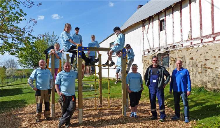Sie konnten es kaum erwarten, den neuen Sechseck-Kletterturm in Beschlag zu nehmen: Kinder aus Keldung mit Ortsvorsteher Hans Röser, dem Projektpaten Jürgen Krämer sowie freiwilligen Helfern.privat