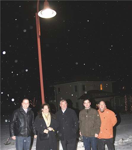 Sie konnten sich von der erneuerten Beleuchtung überzeugen: Bürgermeister Johannes Bell, Verbandsgemeinde-Mitarbeiterin Elke Schmitt-Grönwoldt, Ortsbürgermeister Manfred Sattler, MdL Marcel Hürter und Reinhard Koll (v. l.). WK