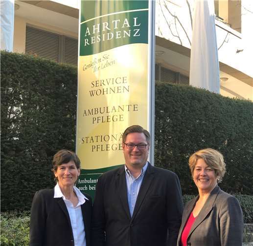 Sie kümmern sich gemeinsam mit einem kompetenten und engagierten Mitarbeiterstab um das Wohl der Residenz-Bewohner (v. l.): Pflegedienstleitung Regine Broicher, Direktor Peter Münzer und die ambulante Pflegedienstleitung Anke Matamoros. Foto: Ahrtal-Residenz