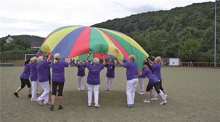 Sie lassen das bunte Tuch fliegen, die SG Gymnastikfrauen.