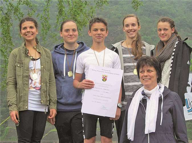 Trotz Dauerregen Medaillen errungen Sie ließen den Favoriten ihres Rennens, das Johannesgymnasium Lahnstein, deutlich hinter sich und ruderten die zweitbeste Zeit der Veranstaltung (v.l.n.r.): Svenja Klee, Sophie Junglas, Steuermann Lorenz Schneider, Laura Nitzsche und Eva Sackenheim. Schulleiterin des „KUBA“, Madeleine Dazert-Balthasar, ließ es sich nicht nehmen hier die Siegerehrung durchzuführen.privat