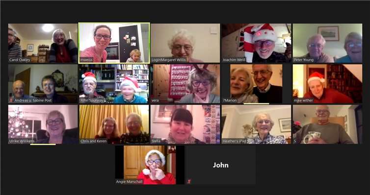 Sie ließen sich die Laune nicht verderben: die Teilnehmer der ersten Online-Weihnachtsfeier auf beiden Seiten des Ärmelkanals. Foto: Miriam L. Weiß