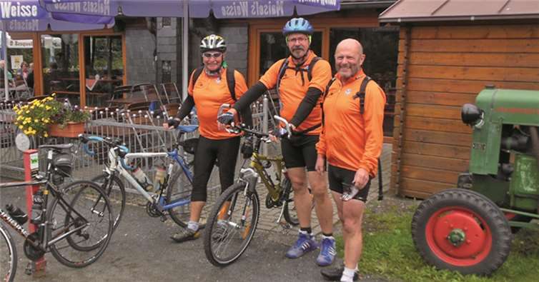 Sie ließen sich vom schlechten Wetter nicht aufhalten (von links): Ditmar Höfer, Robert Schopp und Alfred Höfer.privat