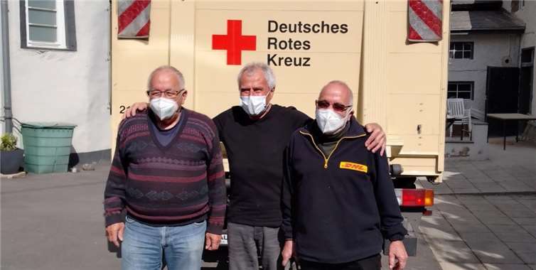 Sie machen Pollerbergs Flügel bereit für den Abtransport: Bernd Schricker (v. l.), Gerd Schricker, Frank Ewerhardy, Adelhard Kraus und Steven Kochhäuser. Fotos: HG