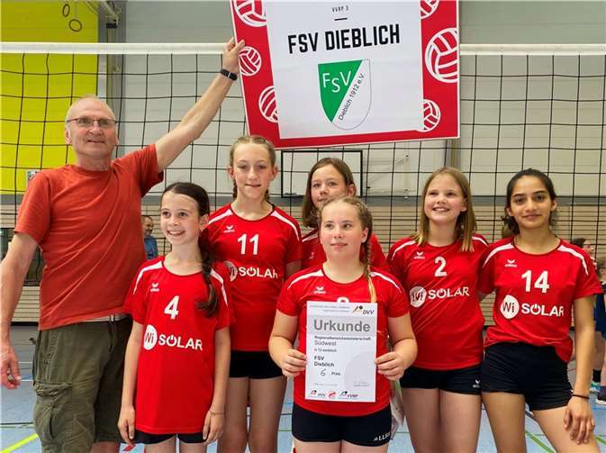 Sie machen den FSV Dieblich auch überregional bekannt: Trainer Josef Hunz, Medina Brahimi, Lilli Beginen, Malou Brünicke, dahinter verdeckt Karla Schröder, Lilly Siener und Somaya Momand. Foto: Rita Beginen