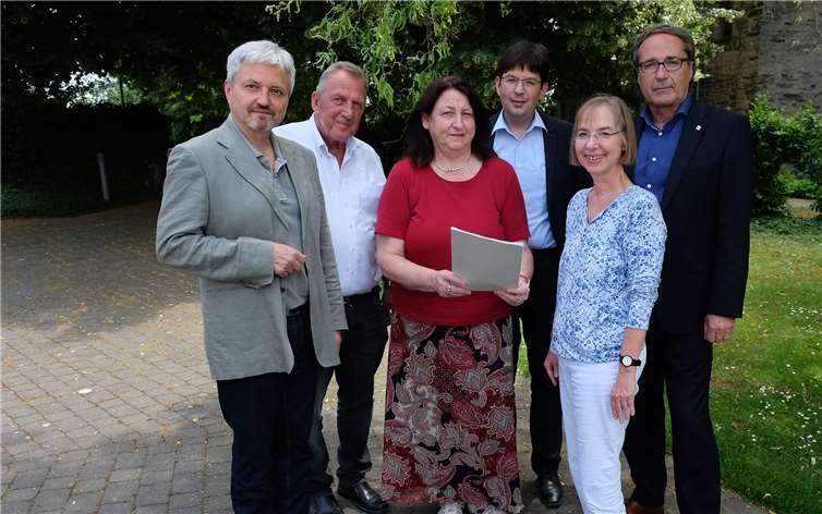 Sie machen sich Gedanken über das künftige „soziale Gesicht“ Neuwieds (v.li.): Rainer Litz (Vorsitzender des AWO-Kreisverbandes), Karl-Heinz Pieper (DRK-Kreisgeschäftsführer), Claudia Pauly (Caritas-Dienststellenleiterin), Sozialdezernent Michael Mang, Renate Schäning (Geschäftsführerin Diakonisches Werk) und Thomas Voß, Sprecher des „Paritätischen“. Stadtverwaltung Neuwied