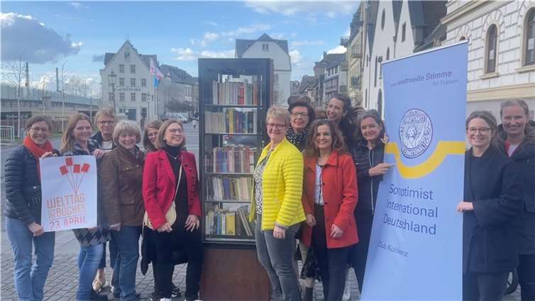 Sie machen sich auch stark fürs Lesen: der Club Soroptimist International Koblenz an seiner BücherBOKX in Koblenz-Ehrenbreitstein. Foto: Eva Keil-Becker