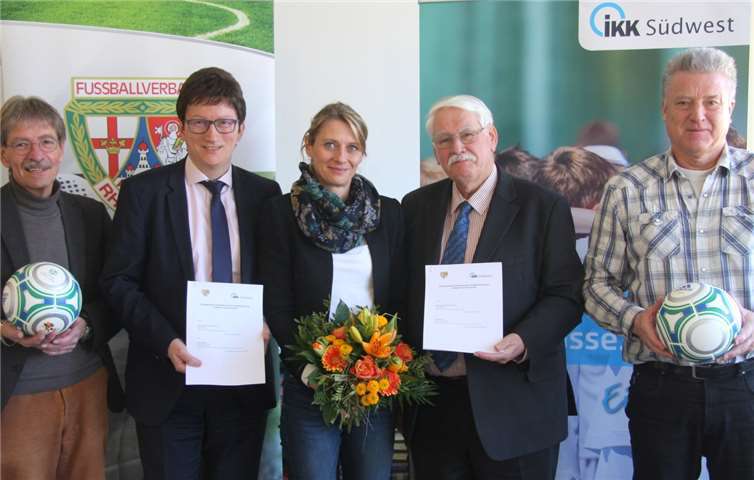 Sie machen sich gemeinsam für den Vereinsfußball und das Thema Bewegung an Schulen stark: Walter Desch, Präsident des Fußballverbandes Rheinland (2.v.re.), Prof. Dr. Jörg Loth, Vorstand der IKK Südwest (2.v.li.), IKK-Regionaldirektor Martin Müller (li.), FVR-Vizepräsident Alois Stroh (re.) und Heike Koulen, Leiterin der Schillerschule in Lahnstein, nach der Vertragsunterzeichnung zur Förderung des Projekts „Fußball macht Schule“. privat