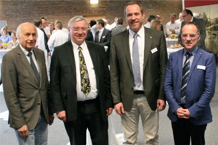 Sie machen sich gemeinsam stark für das GK-Mittelrhein (v.l.): Geschäftsführer Bernhard Mauel, der Aufsichtsratsvorsitzende Oberbürgermeister Prof. Dr. Joachim Hofmann-Göttig, Geschäftsführer Dr. Moritz Hemicker und der Gesamtbetriebsratsvorsitzende Dr. Christoph Bernhard.privat